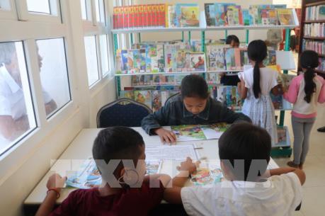 ĐSQ Việt Nam tặng 500 đầu sách cho Thư viện tỉnh Kampong Speu, Campuchia