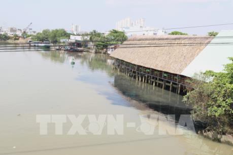 Vấn nạn lấn chiếm bờ sông ở TP. Hồ Chí Minh: Quản lý lỏng lẻo