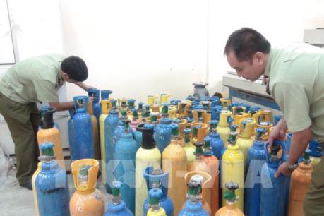 Quảng Bình bắt vụ vận chuyển hơn 60 bình khí cười