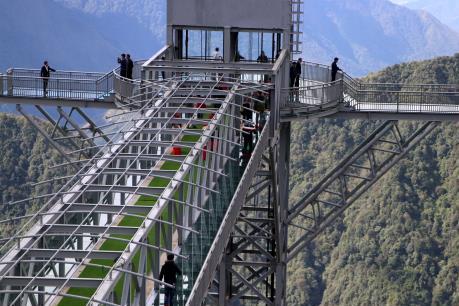 Trải nghiệm cảm giác mạnh trên cầu kính rồng mây ở Lai Châu