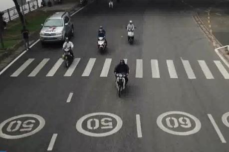 Hai tuyến đường đầu tiên ở TP HCM được sơn biển báo trên mặt đường