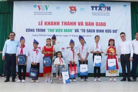 Đoàn Thanh niên TTXVN, VOV trao tặng tủ sách Đinh Hữu Dư tại Nghệ An