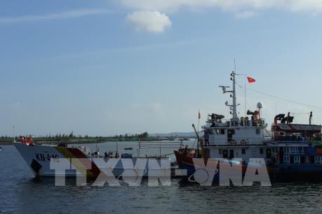 Lai dắt tàu đánh cá bị hỏng máy ở Trường Sa về đất liền an toàn