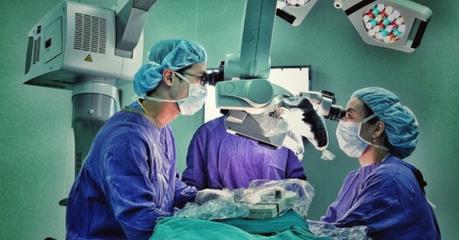 Nối lại thành công vùng da đầu và nửa mặt cho bệnh nhân bị tai nạn lao động