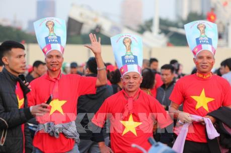 Cổ động viên "tiếp lửa" trước trận Việt Nam - Thái Lan