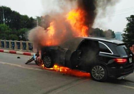 Xe Mercedes đâm 2 xe máy và 1 xe đạp điện: 1 người chết