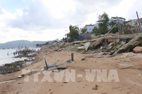 Bình Định: Kè sông chưa nghiệm thu đã hư hỏng nặng sau bão số 5