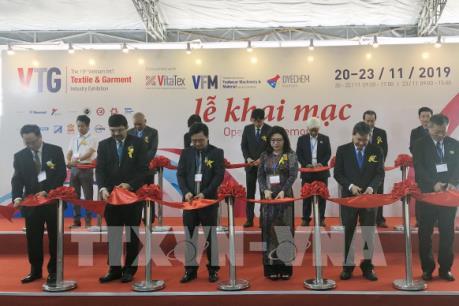 Khai mạc chuỗi triển lãm máy móc, phụ kiện dệt may và da giày