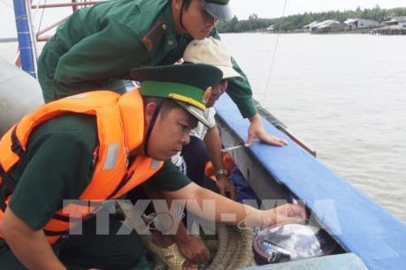 Khắc phục "thẻ vàng" IUU: Lắp đặt thiết bị giám sát hành trình tàu cá
