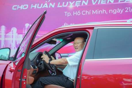 VinFast tặng xe Lux SA2.0 hơn 1,8 tỷ đồng cho HLV Park Hang-seo