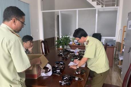 Tạm giữ 465 kính đeo mắt không có hoá đơn chứng từ