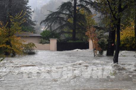 Mưa lớn tại Pháp gây ngập lụt nghiêm trọng, 2 người thiệt mạng