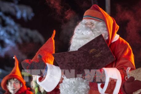Những ông già Noel trong kỳ Giáng sinh "bình thường mới" tại Anh