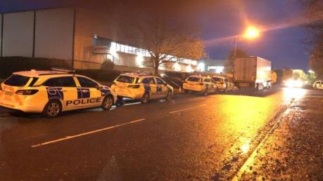 Cảnh sát Anh phát hiện 10 người nhập cư trong xe container