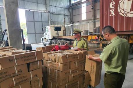 Tạm giữ 1.100 bình chữa cháy giả mạo nguồn gốc xuất xứ