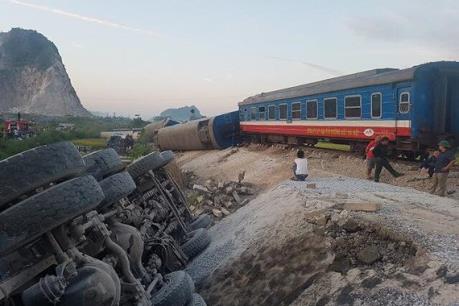 Va chạm với tàu hỏa, xe container bị tách đôi