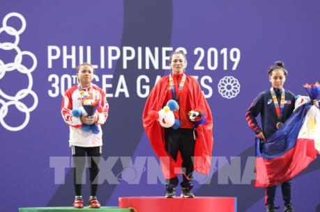 SEA Games 30: VĐV Việt Nam hát quốc ca mà không có Quốc kỳ trong lễ trao HCV