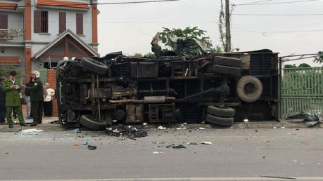 Nam Định: Hai xe tải đâm trực diện khiến 2 tài xế thương vong
