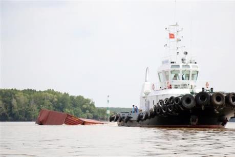 Vụ chìm tàu trên sông Lòng Tàu: Thông tuyến luồng tạm cho các tàu lớn đi qua