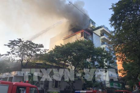 Cháy lớn tại quán karaoke trên phố Thi Sách, Hà Nội