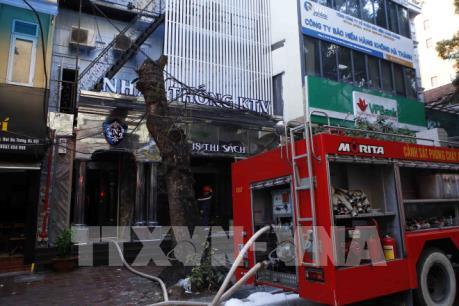 Dập tắt đám cháy tại quán karaoke trên phố Thi Sách, Hà Nội