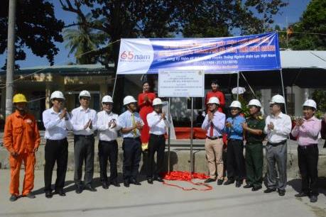 Gắn biển Công trình cấp điện lưới quốc gia ra xã đảo Tiên Hải