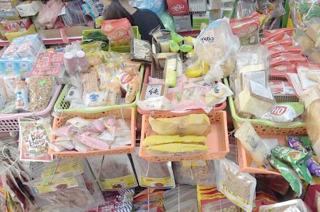 Lào Cai tiêu hủy lô hàng bánh kẹo, đồ chơi trẻ em nhập lậu