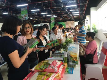 Khai mạc Hội chợ giới thiệu sản phẩm OCOP và đặc sản vùng miền