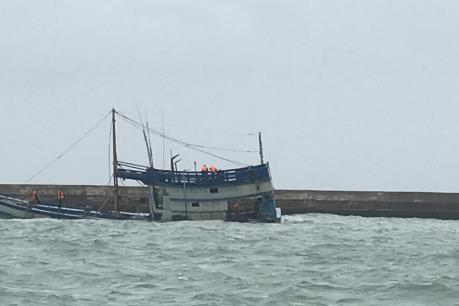 Phú Yên: 2 ngư dân mất tích trong vụ sóng đánh chìm tàu cá