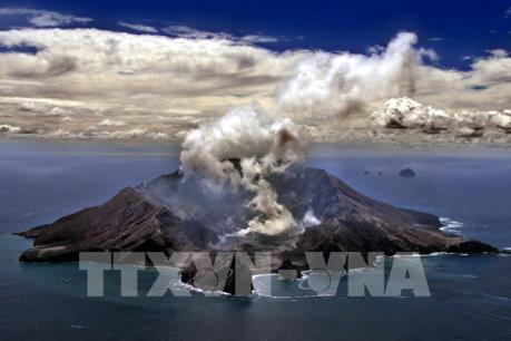 Ít nhất một người bị thương nặng khi núi lửa White Island phun trào