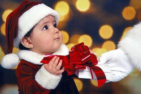 Những món quà Noel cho bé cực dễ thương sẽ khiến các bé vô cùng vui mừng và hạnh phúc. Hãy cùng xem những hình ảnh đáng yêu của những món quà dành cho bé trong ngày Noel nhé!