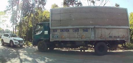 Điều tra làm rõ thông tin đổ trộm chất thải nguy hại xuống sông Cầu