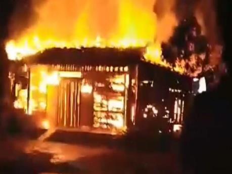 Cháy lớn thiêu rụi ba nhà hàng trong đêm