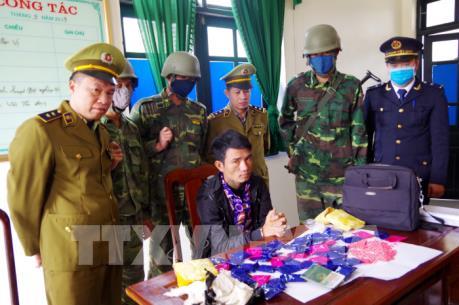 Bắt đối tượng vận chuyển gần 10.000 viên hồng phiến từ Lào về Việt Nam