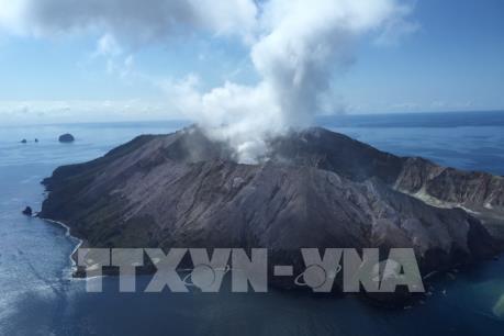 Núi lửa vẫn phun trào ở New Zealand: Đưa 6 thi thể ra an toàn
