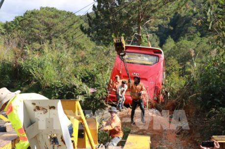 Xe khách lao xuống vực, 15 người may mắn thoát nạn tại Lâm Đồng