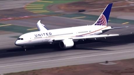 Máy bay của United Airlines hạ cánh khẩn cấp do cháy động cơ