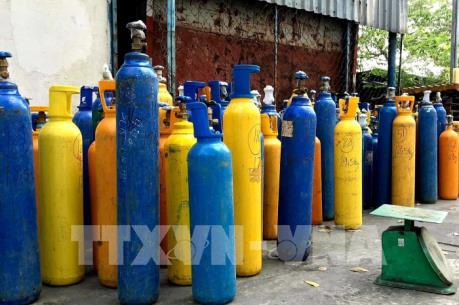 Tp. Hồ Chí Minh phát hiện hơn 100 bình khí "bóng cười" không rõ nguồn gốc