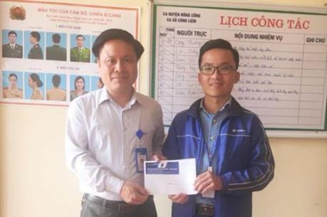 Nhân viên kinh doanh VinaPhone Thanh Hóa trả lại tiền cho người đánh mất