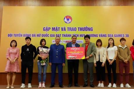 Vietjet trao thưởng 1 năm bay  miễn phí tới 2 đội tuyển bóng đá nam nữ vô địch SEA Games