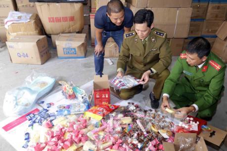 Thu giữ số lượng lớn bánh kẹo không rõ nguồn gốc