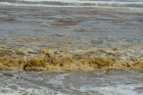 Đã có kết quả phân tích nước biển ở Quảng Ngãi đổi màu 