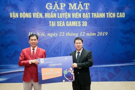 VinaPhone trao quà tặng cho vận động viên giành huy chương tại SEA Games 30