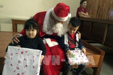 Dịch vụ “ông già Noel” tặng quà dịp lễ Giáng sinh hút khách