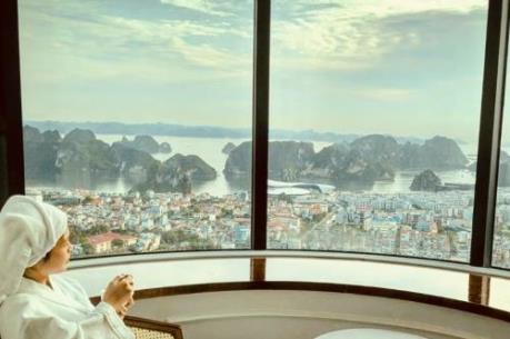 Check-in ô cửa sổ cực ảo tại khách sạn view cao nhất Hạ Long