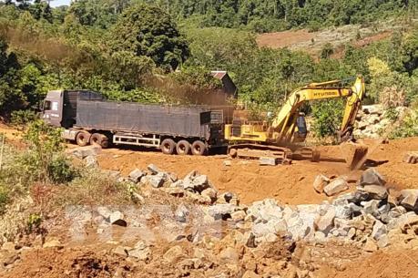 Bị xử phạt... vẫn tiếp tục dùng máy khai thác đá