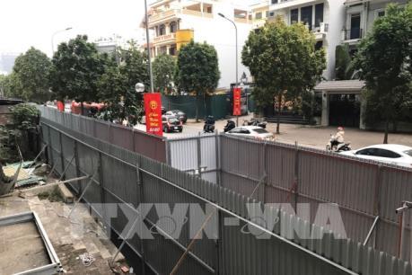 Vụ 8B Lê Trực (Hà Nội): Dựng hàng rào chắn mới chờ phương án phá dỡ giai đoạn 2