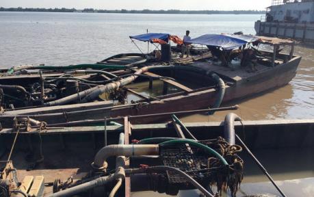 Bắt giữ 6 phương tiện hút cát trái phép tại tỉnh Quảng Ninh