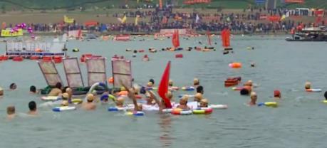 Hàng nghìn người bơi vượt sông chào đón năm mới 2020