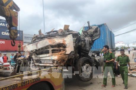 Xe đầu kéo tông sập 2 căn nhà, tài xế chết trong cabin